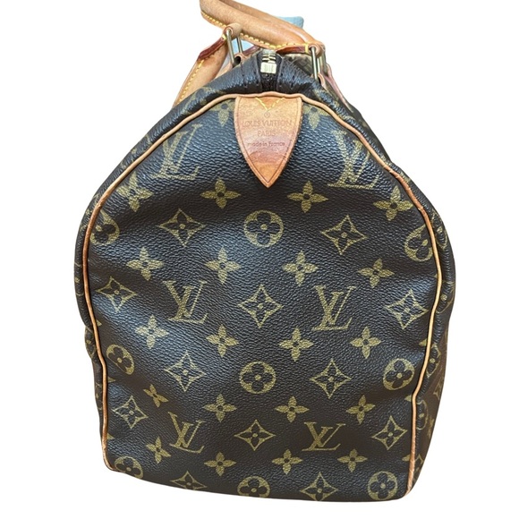 Authentic Louis Vuitton Speedy 40 in Monogram with generic twilly - Picture 10 of 17